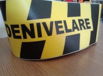 Banda Antiderapanta Atentie Denivelare pentru Pat Cablu